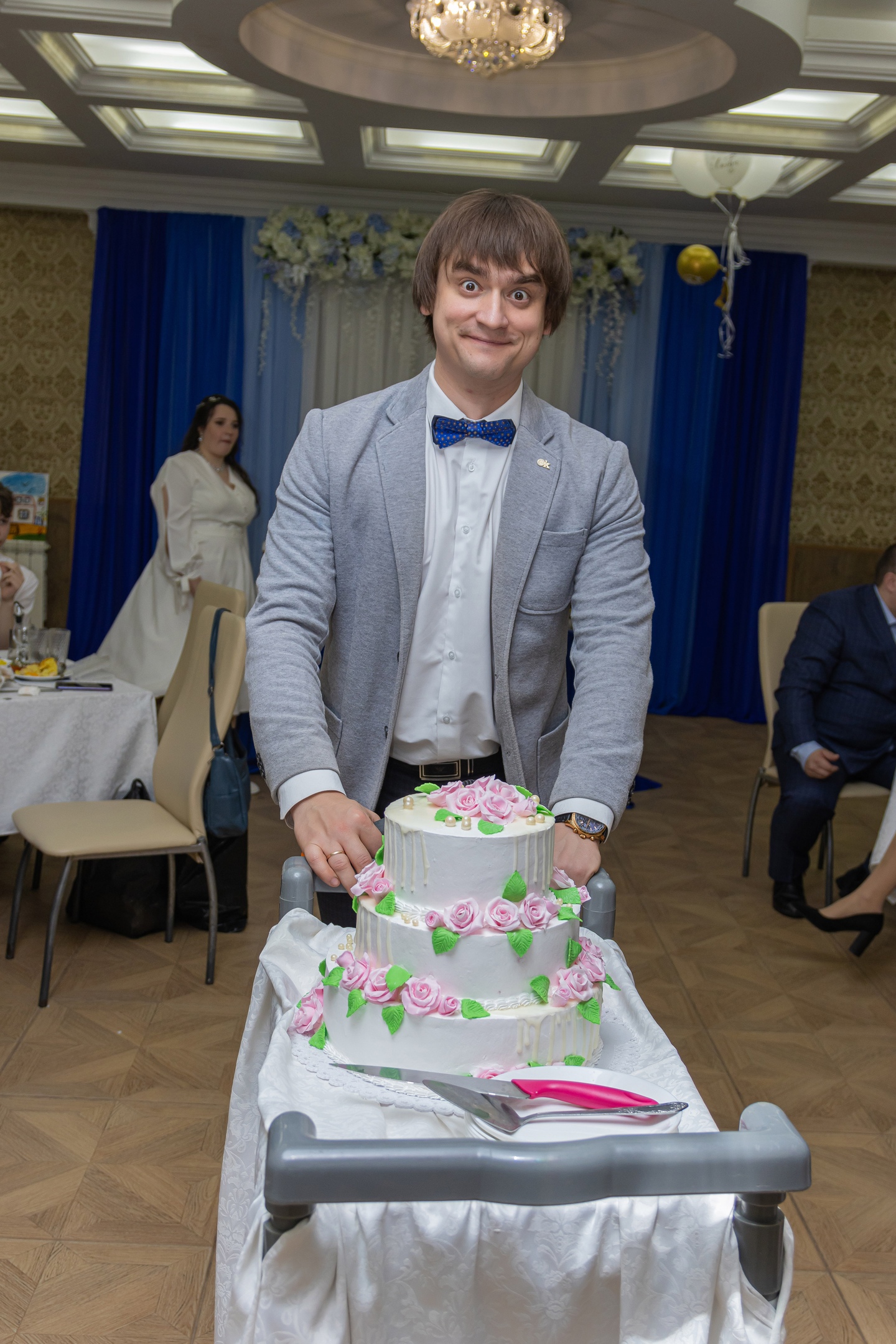 Тамада Александр Марков выкатывает свадебный торт
